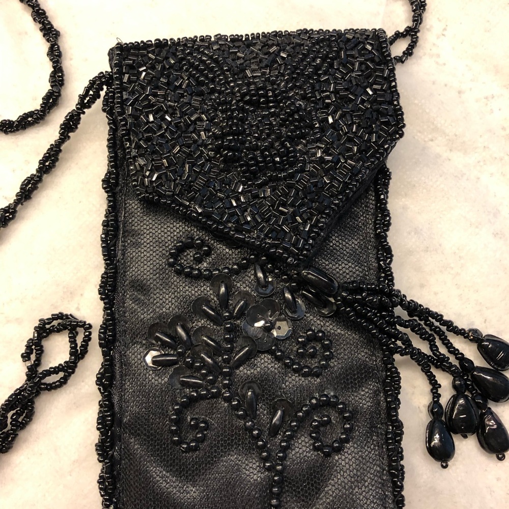 Wagle M. Klealci beaded cell crossbody